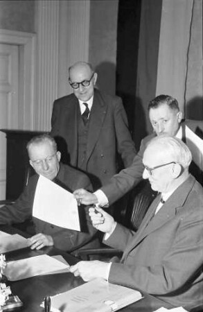 Freiburg: Partnerschaft der Industrie- und Handelskammern Colmar-Freiburg; H. Linnemann, Freiburg; Unterzeichnung der Urkunde