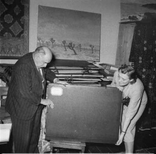 Marburg. Der Maler Prof. Ernst Vollbehr (1876-1960) mit seiner Ehefrau beim Sichten von Gemälden