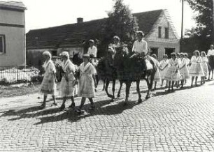 Hahnrupfen in Tauer : Ort: Turjej / Tauer. Hahnrupfen, der Erntekönig und die beiden Vizekönige ziehen mit ihren Königinnen durch das Dorf