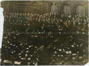 Reichskanzler Prinz Max von Baden hält im Reichstag seine Antrittsrede