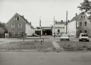 Radebeul, Altkötzschenbroda 51 und 52. Dorfanger, Südseite. Wohnhaus (1. H. 19. Jh.) und Autohaus