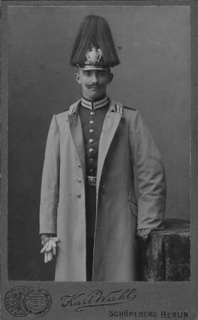 Bärtiger Mann in Uniform : Bärtiger Mann in Uniform, aufgenommen im Atelier von Karl Wahl in Berlin-Schöneberg. Fotografie (Carte-de-visite) mit Atelieraufdruck