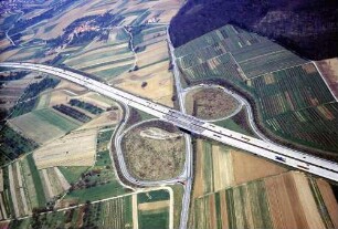 AS Mundelsheim und Unterführung des Zubringers L 1115 in km 552,740 Links oben der Holzweier Hof, dahinter Winzerhausen.