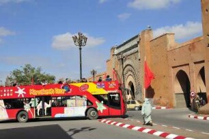 Rundfahrtbus : Am Stadtmauertor Bab Agnaou in Marrakesch hält ein touristischer Rundfahrtbus, aufgenommen am 04.11.2008