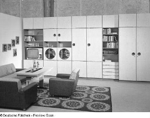 Anbauwand "Standard" : Wohnzimmermöbel (1973). Ansicht mit Anbauwand und Sitzgruppe