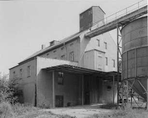 Großharthau, Mühlenweg 8. Industriemühle (1873). Mühlengebäude. Hofansicht mit Förderanlage und Getreidesilo (Teilansicht)