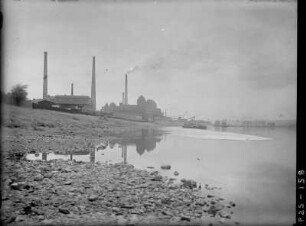 Heidenau. Blick zur Papierfabrik Heidenau, Verladeanlage, Blick Elbabwärts
