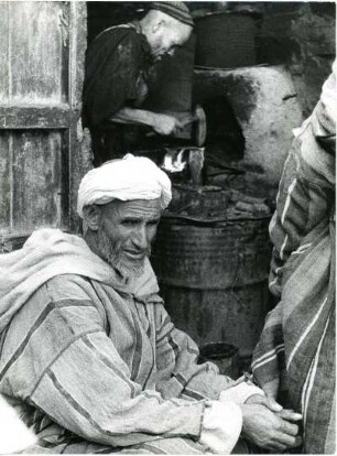 Schmied in Fès : Ein Mann sitzt vor der Werkstatt des Schmieds in der marokkanischen Stadt Fès.