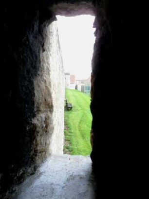 St Michael-Rundturm im Nordwesten-Sicht durch Schießscharte entlang nach Westen