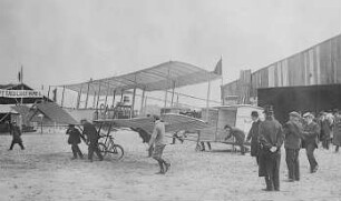 Doppeldecker, aus dem Schuppen gebracht : Technikgeschichte | Fliegende Menschen | Flugzeuge | Flugplatzbetrieb und Flugzeugbau