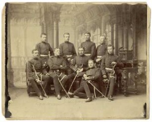 Gruppenbild mit Männern in Uniform/ Portrait eines Jungen