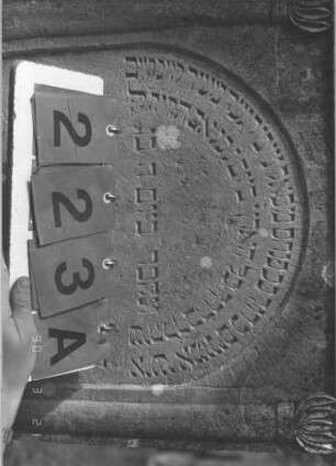Grabstein 223 (Index: 100009150) Zustand: Rückseite zum größten Teil abgebröckelt Maße HxBxT: 119x62x10 cm: Grabstein 223A