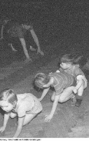Dresden, Kindersport, Turnübungen in der 32. POS Paul Gruner, Jugendgruppe der BSG Aufbau Dresden-Mitte, Waldlauf am Pionierpalast "Walter Ulbricht", Mutter- und Kindersport des Sportclub (SC) Einheit Dresden-Mitte, Abnahme des Sportabzeichens, Schulsport, u.a., Dezember 1956