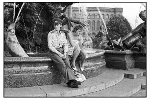 NVA Soldat am Neptun-Brunnen