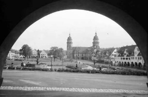 Freudenstadt: Ausblick durch Kolonnaden auf Marktplatz