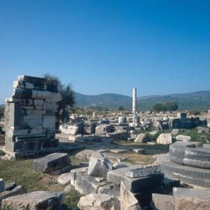 Samos. Hera-Tempel. Heraion. Altar des 6. Jh. v. Chr., ionisch, und Vorplatzbauten vor der Ostfassade des spätarchaischen Hera-Tempels