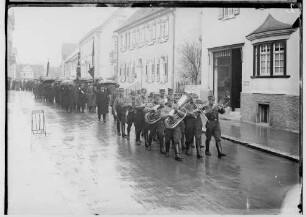 Begräbnis Hermann Ott; Trauerzug in der Antonstraße in Sigmaringen beim Haus Nell, Musikkapelle