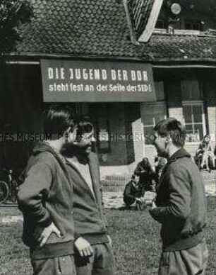 Sportler im Gespräch zur Kinder- und Jugendspartakiade in Berlin