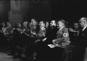 Bukarest: UfA-Truppe, Liedertafel, Pg's [Parteigenossen] in der ersten Reihe