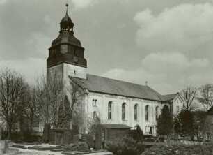 Steinigtwolmsdorf (obersorbisch Wołbramecy), Dorfkirche und Friedhof, Ansicht von Südwesten