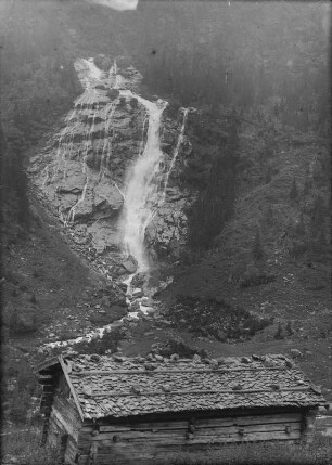 Wasserfall : Blick über das Dach einer Schutzhütte zum Sulzenaufall, auf der Sulzenaualm.