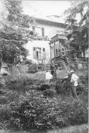 Gruppenbild mit Hans und Etha Richter in einem Garten