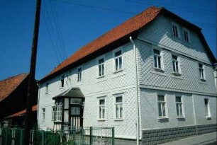 Wohnhaus an der Hauptstraße mit kleinem Vorbau am Eingang