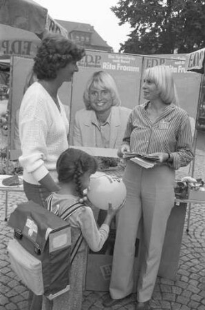 Wahlkampfaktion von FDP-Bundestagskandidatin Rita Fromm zur Bundestagswahl am 5. Oktober 1980