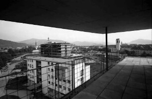 Freiburg: Tuberkulose-Klinik, von der Dachterrasse auf Neurochirurgie