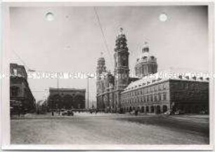 München, Feldherrnhalle mit Stiftskirche St. Kajetan (Theatinerkirche) und Odeonsplatz