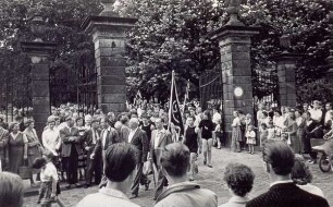 Sportfest "Das grosse Spiel" am 13.07.1957. Umzug von Sportlern durch das Schlossgartentor zur Lange Straße. Detmold. Lange Str. Papierabzug