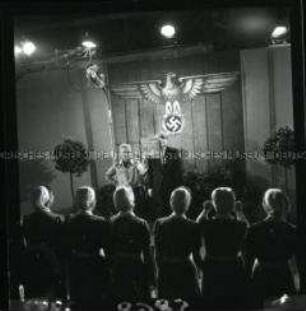 Dreharbeiten zum UFA-Kulturfilm "F.H.D.-Mädel" beim Frauenhilfsdienst
