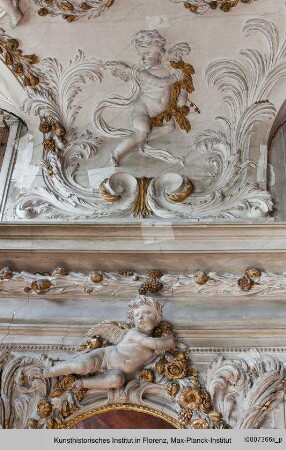 Putti : Putti als Allegorien der Jahreszeiten : Putto mit Girlande als Allegorie des Herbstes
