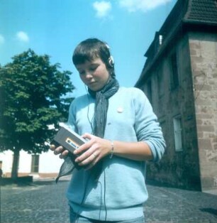 Jugendliche mit Kassettenrecorder und Kopfhörern