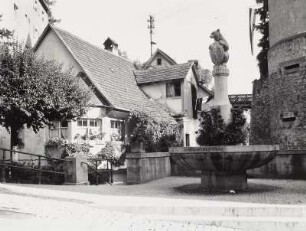 Meersburg, Schlossmühle, Straßenansicht mit Bärenbrunnen