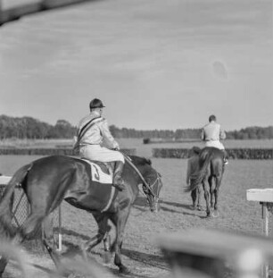 Galopprennbahn Hoppegarten, Jockey auf seinem Rennpferd vor dem Rennen