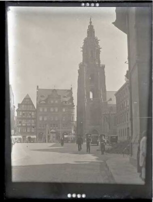 Turm der Kilianskirche und Häuser am Marktplatz