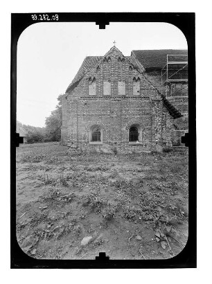 Lübow. Kirche (1210/1227 beg.). Sakristei von Norden