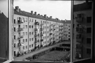 Freiburg: Wohnblock Hohenzollernstraße; Hofansicht mit Fensterpsiegelung