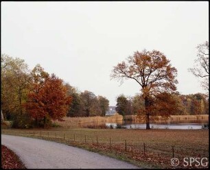 Potsdam, Neuer Garten, langer Blick von der Zufahrt des Grünen Hauses zum Maschinenhaus in Glienicke.