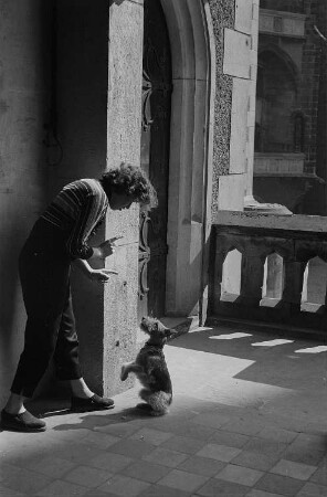 Renate Rössing spielt mit ihrem Hund