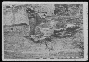 Tell der-alla, Trench D mit Blick nach Süden Oben: Stadtwall mit Turm