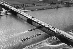 Rheinbrücke Frankenthal (Theodor-Heuss-Brücke), km 565,185 - 566,014 Bau der Betonfahrbahndecke Fahrbahn Saarbrücken - Mannheim. Vorne rechts im Bild Widerlager Mannheim Baubeginn: Oktober 1938, Einsturz der Stahlbrücke: 12.12.1940, Einstellung der Arbeiten: Ende 1941,Weiterbau: April 1949, Verkehrsübergabe Fahrbahn Mannheim - Saarbrücken: 9.9.1950, Bau der Fahrbahn Saarbrücken - Mannheim: August 1960 -September 1963. Endgültige Fertigstellung: 12.6.1964.