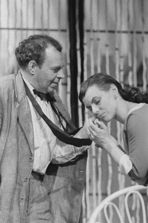 Szenenbilder aus "Lügen haben lange Beine" von Eduardo de Filippo mit Musik von Günter Hauk (Regie: Werner Schulz-Wittan, Ausstattung: Dieter Berge). Maxim-Gorki-Theater Berlin, 21.02.1958 (Premiere am 25.02.1958) : Mit Lotte Loebinger als Carmela, Evamaria Bath als Olga, Ruth Kommerell als Constanza, Eva-Maria Hagen als Angelina, Heinz Scholz als Libero, Wilhelm Gröhl als Benedetto, Walter Jupé als Guglielmo, Hermann Dieckhoff als Roberto, Hildegard Röder als Graziella, Friedel Nowack als Christina, Wolfgang Hübner als erster Sohn u. a.