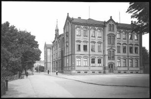 Mügeln. Schule mit Lindenstraße