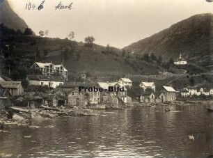 Merok/ Norwegen: Bucht mit Holzhütten und Fischerbooten