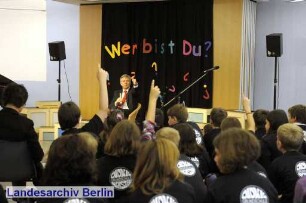 Der Regierende Bürgermeister von Berlin, Klaus Wowereit (vor der Tafel) besucht die Ludwig-Bechstein-Grundschule.