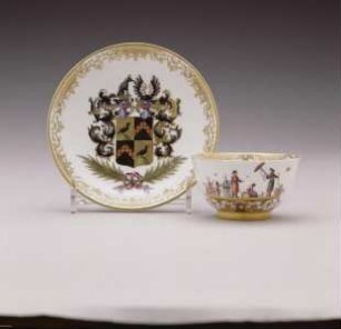 Koppchen und Unterschale mit Wappen Trotha und Chinoiserie