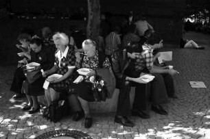 Freiburg: Alte Frauen, Verpflegung