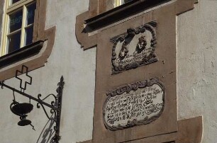 Sangerhausen. Inschrift über dem Eingang zur Apotheke